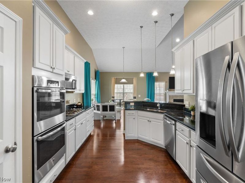 10453 Dogwood Drive, Aurora, OH 44202 Photo 3