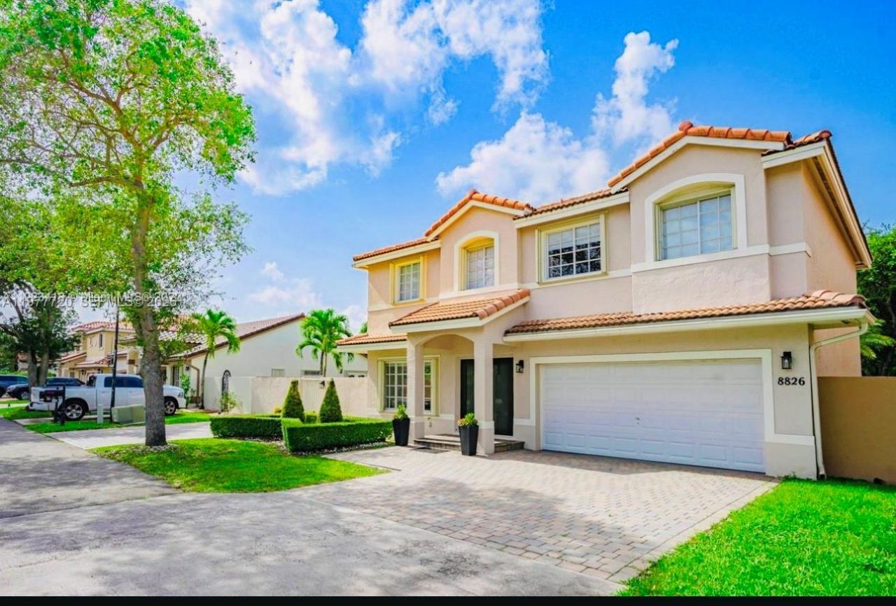 8826 NW 189th Ter, Hialeah, FL 33018 Photo