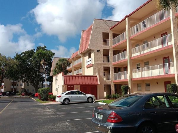 1035 Country Club Dr, Unit 206, Margate, FL 33063