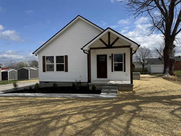 706 Courthouse View St , Lafayette, TN 37083