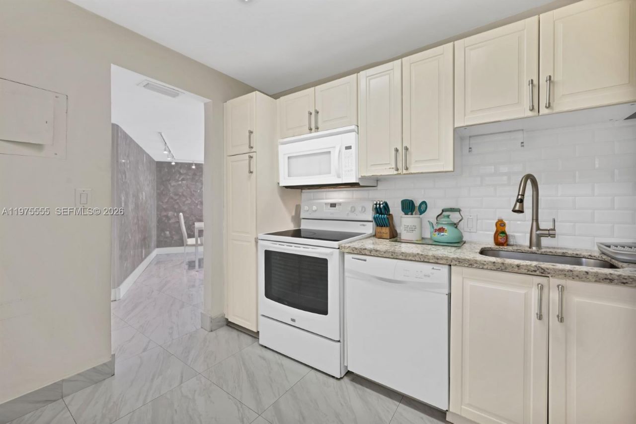 3101 N Country Club Dr , Unit 105, Aventura, FL 33180 Photo