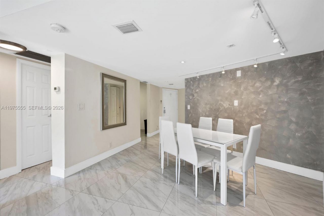 3101 N Country Club Dr , Unit 105, Aventura, FL 33180 Photo