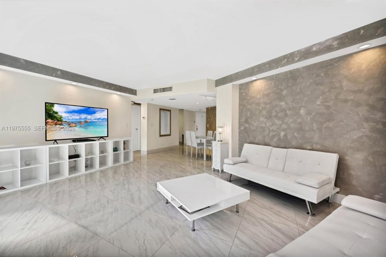 3101 N Country Club Dr , Unit 105, Aventura, FL 33180 Photo