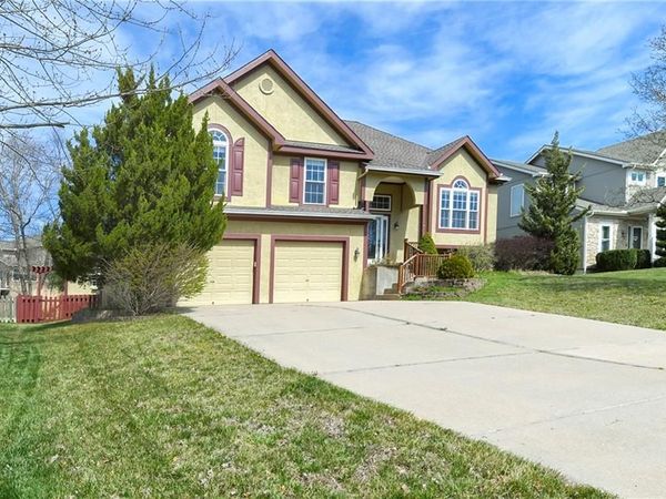 712 Rock Creek Drive, Lansing, KS 66043
