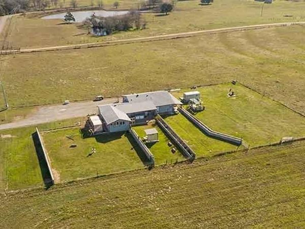 142 Zimmerhanzel RD, Flatonia, TX 78941