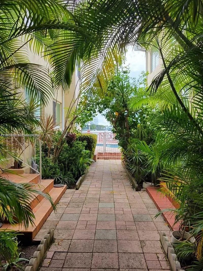4730 Pine Tree Dr , Unit 11, Miami Beach, FL 33140 Photo