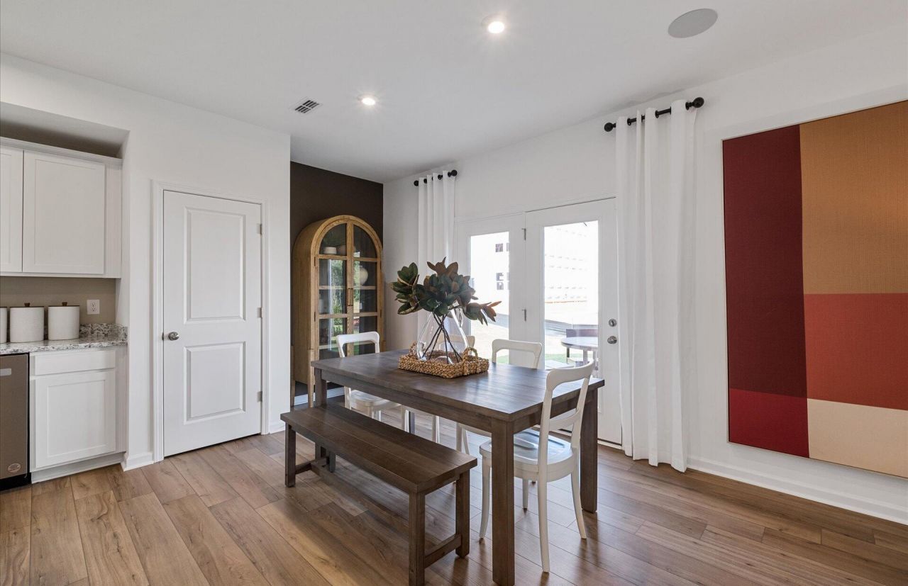 887 Meadowbrook Lane Photo 4