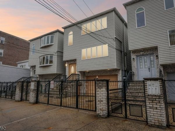 297 E Kinney St, Newark, NJ 07105