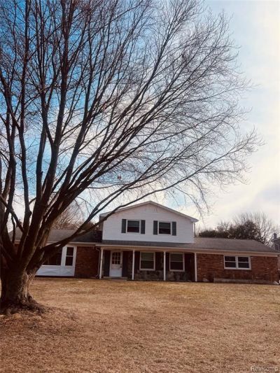 29928 Fox Grove Road, Farmington Hills, MI 48334 Main Photo