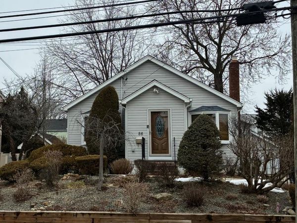 86 Scarcliffe Drive, Malverne, NY 11565
