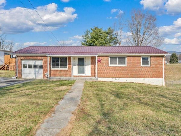 1111 Curve RD, Pearisburg, VA 24134