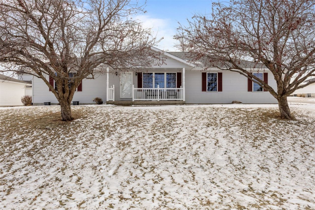 501 5th Street E, Newhall, IA 52315 Main Photo