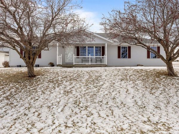 501 5th Street E, Newhall, IA 52315