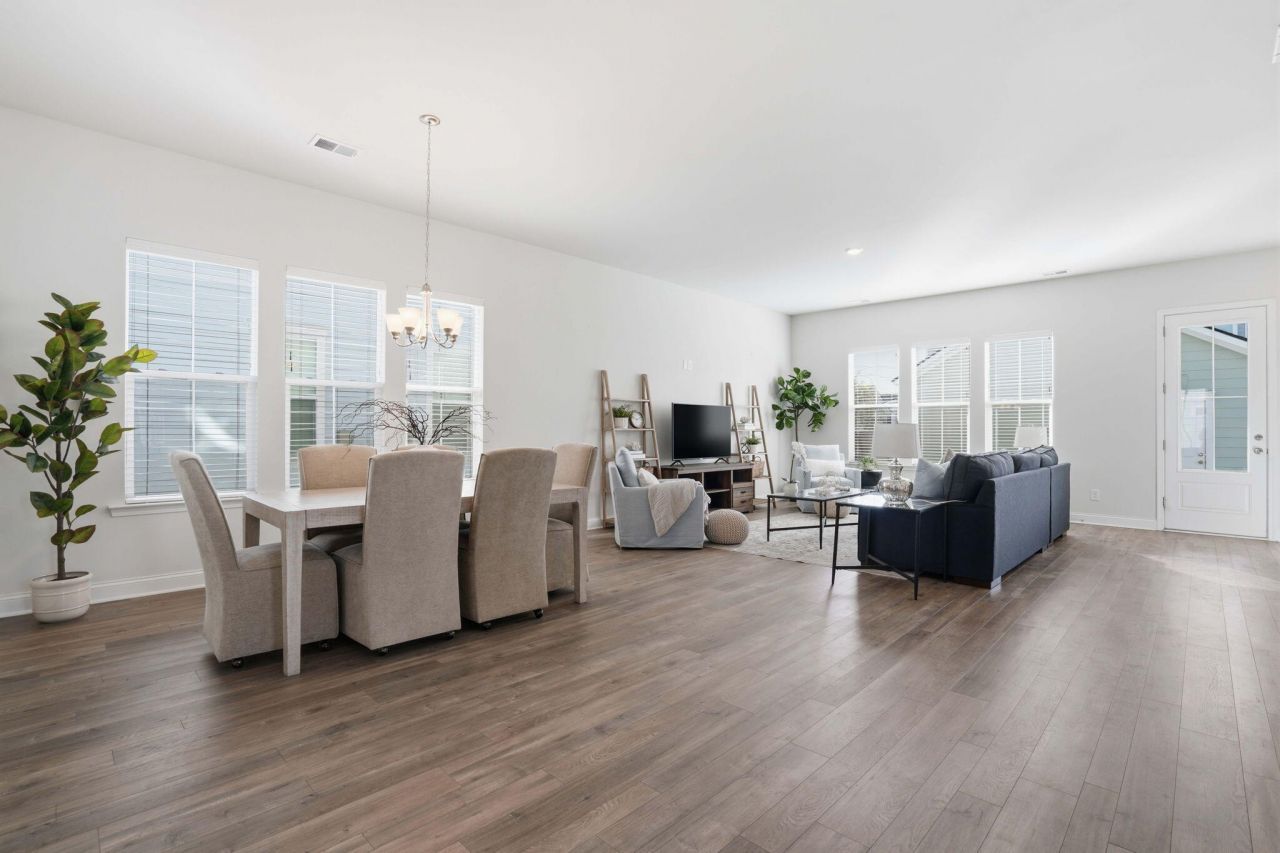 511 N Commodore Way Photo 10