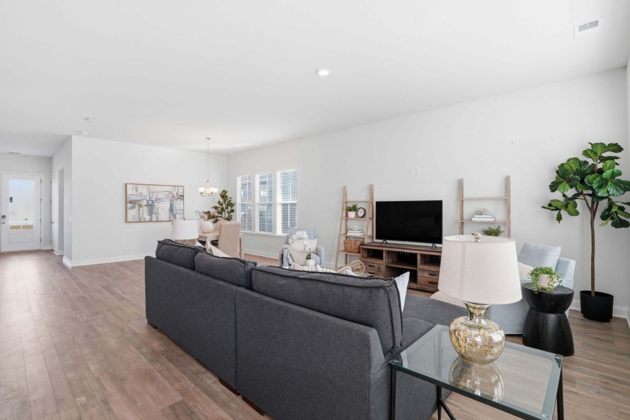 511 N Commodore Way Photo 11