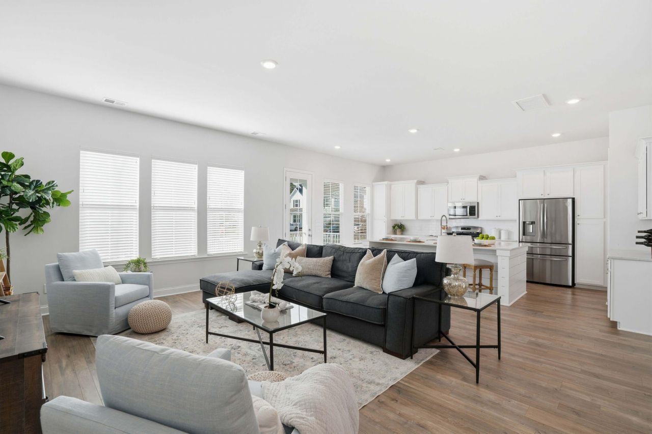 511 N Commodore Way Photo 13