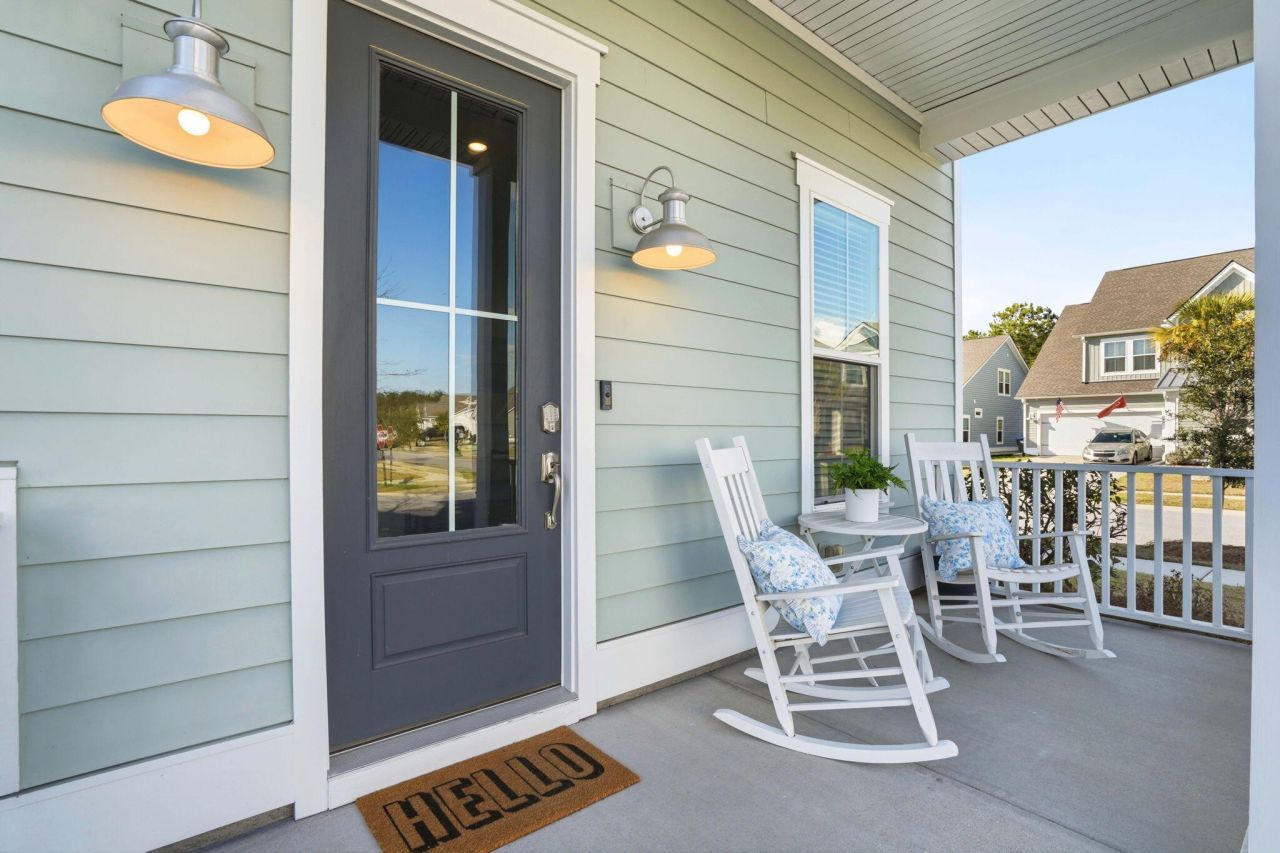 511 N Commodore Way Photo 3