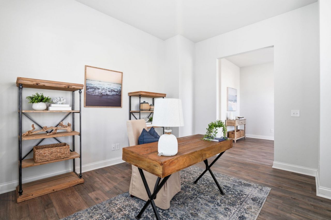 511 N Commodore Way Photo 6