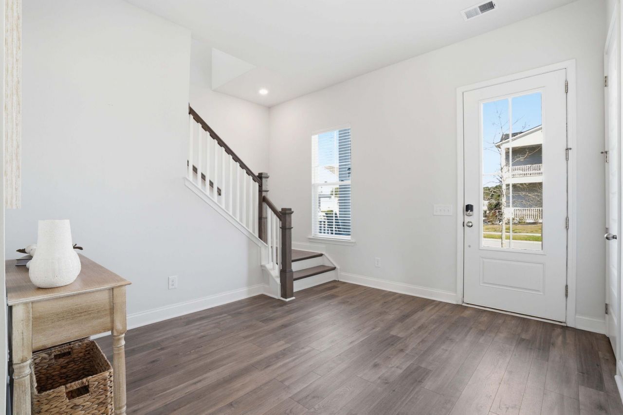 511 N Commodore Way Photo 8