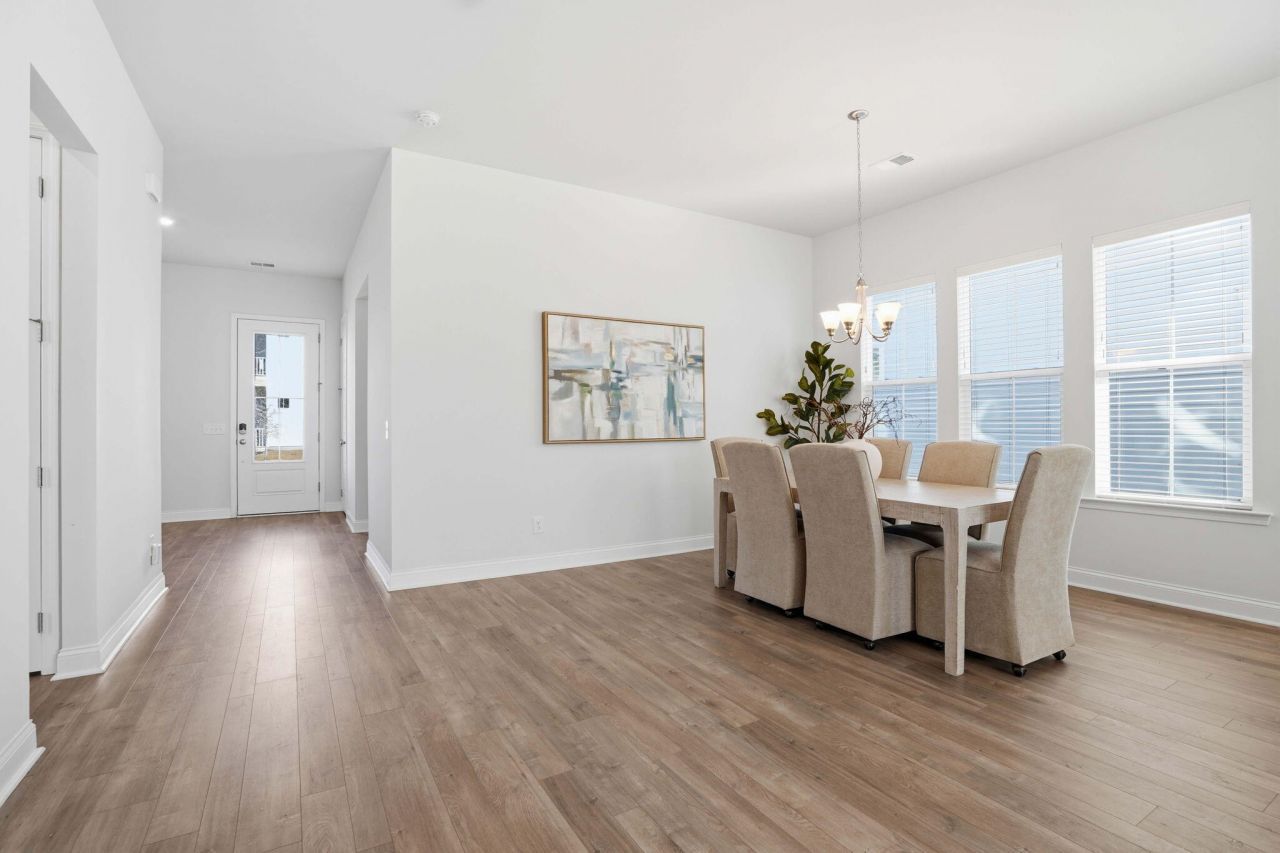 511 N Commodore Way Photo 9