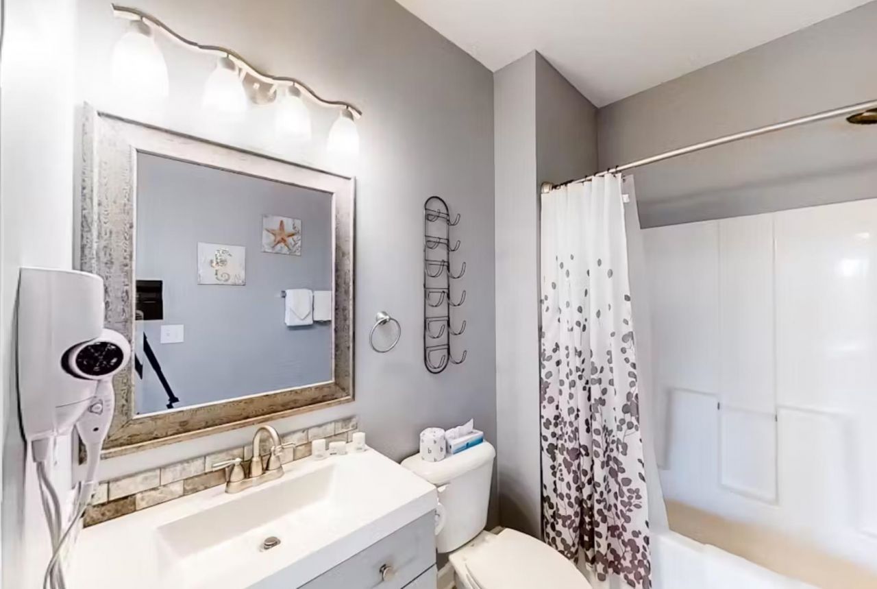 6015 Catalina Dr. Photo 8