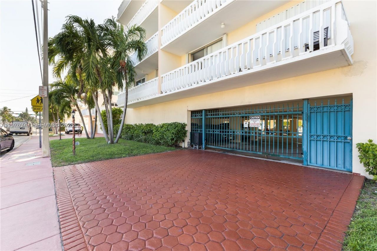 8530 Byron Ave, Unit 402, Miami Beach, FL 33141 Photo