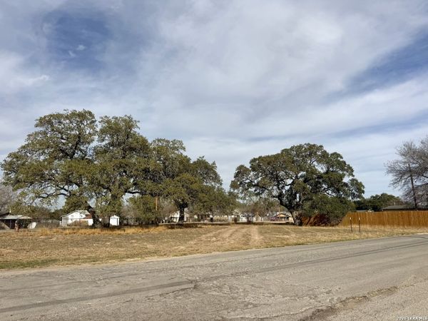 402 W Dilley, Devine, TX 78016