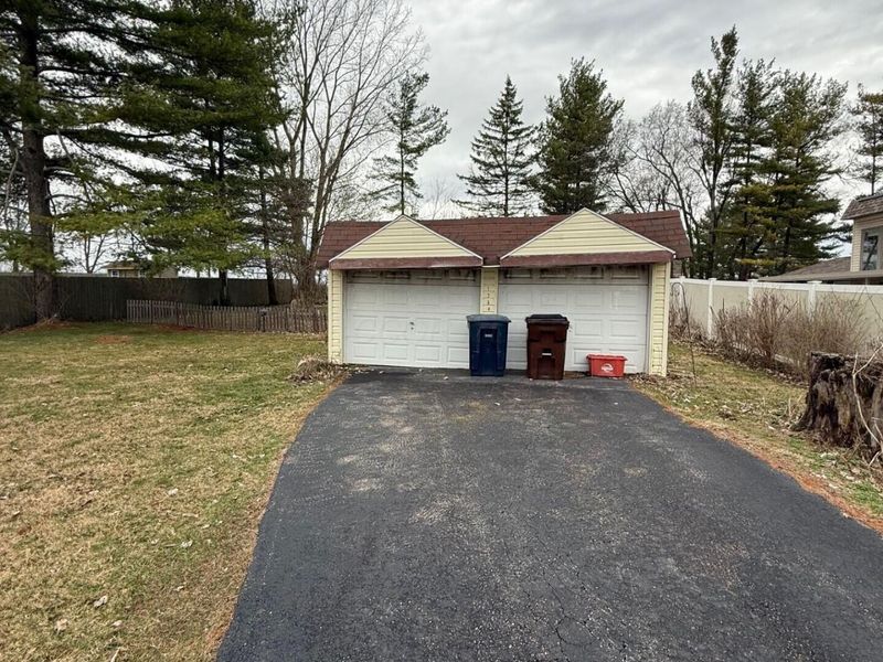 1264 W Choctaw Drive, London, OH 43140 Photo 2