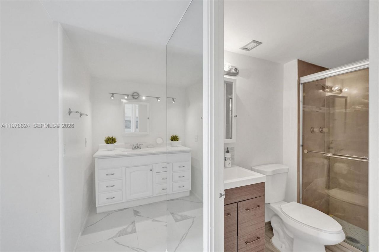 1351 NE Miami Gardens Dr, Unit 1604E, Miami, FL 33179 Photo