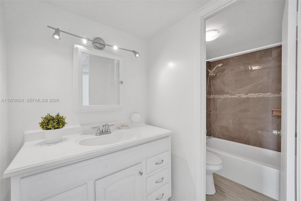 1351 NE Miami Gardens Dr, Unit 1604E, Miami, FL 33179 Photo