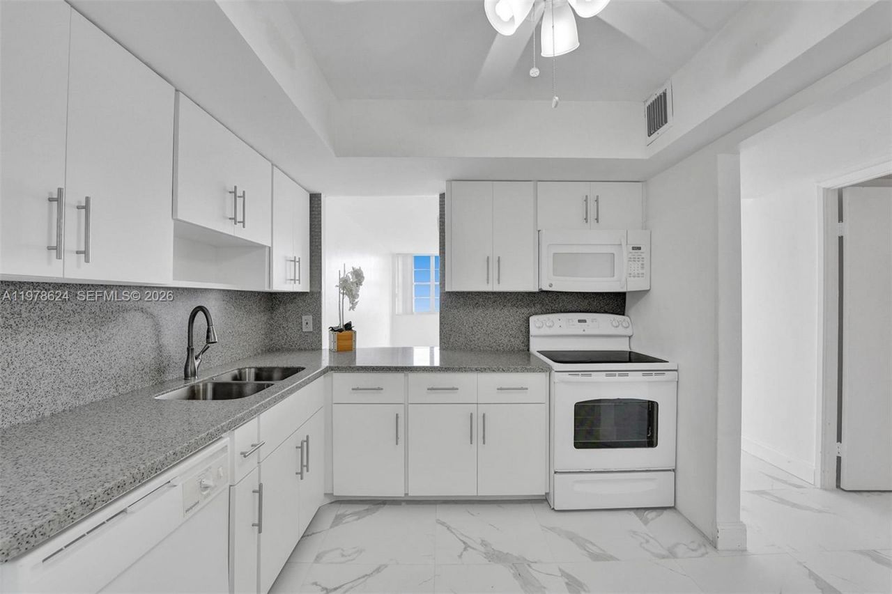 1351 NE Miami Gardens Dr, Unit 1604E, Miami, FL 33179 Photo