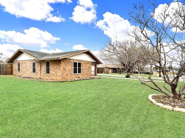 1501 Longhorn, Floresville, TX 78114