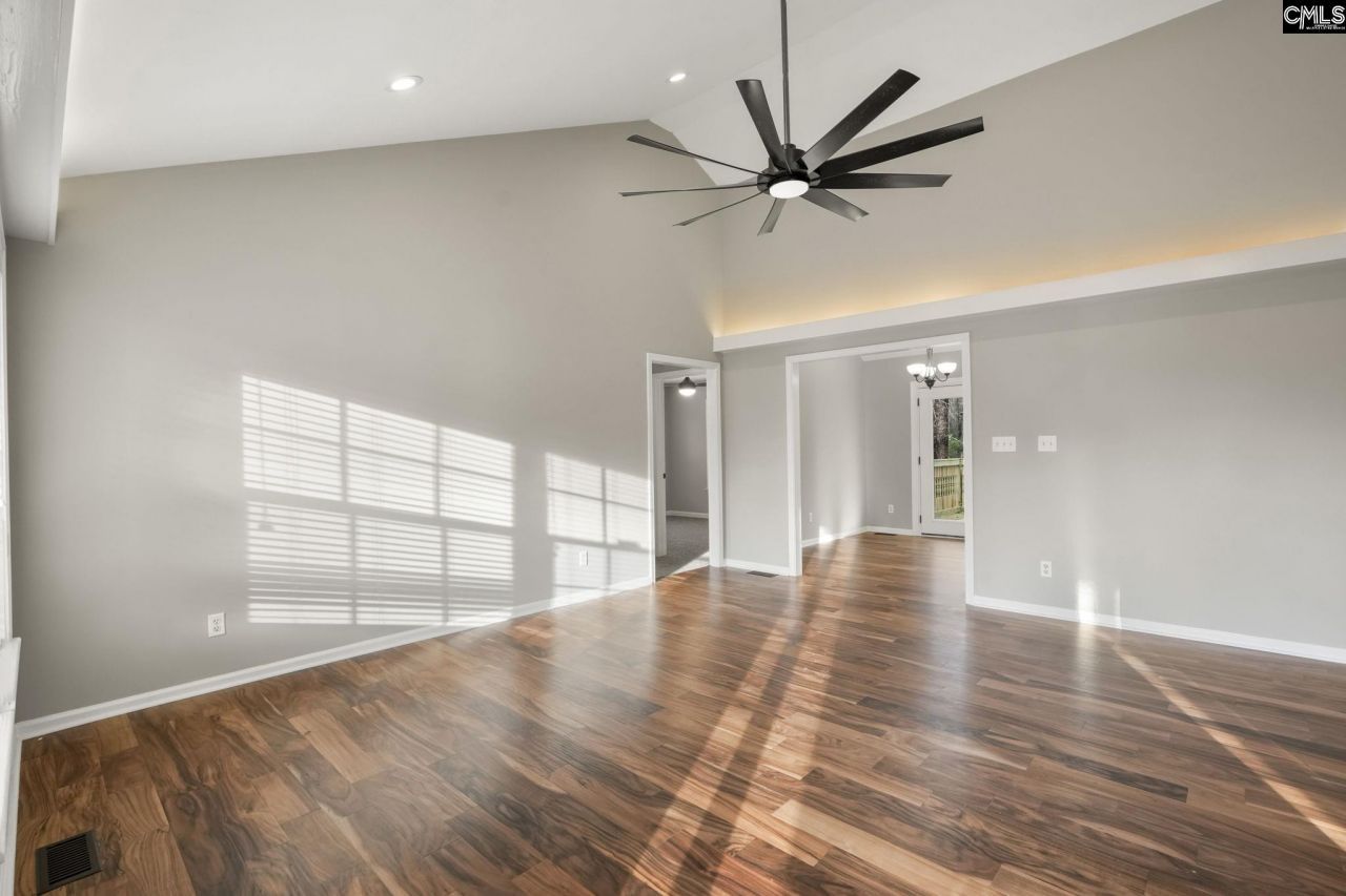 135 Litchfield Court  Photo 6