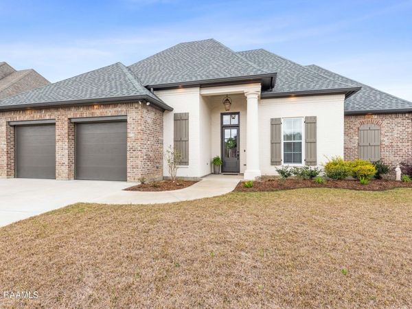 106 Carriage Lakes Drive , Youngsville, LA 70592