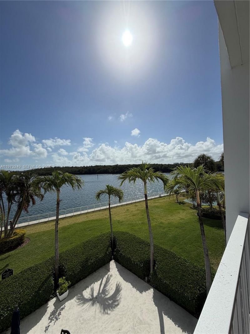 500 Bayview Dr , Unit 218, Sunny Isles Beach, FL 33160 Photo