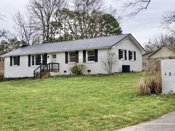 121 Roberta Dr, Hendersonville, TN 37075