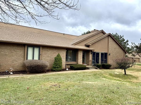 2136 London Bridge Drive, Rochester Hills, MI 48307