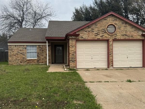 301 Spanish Moss Drive , Arlington, TX 76018