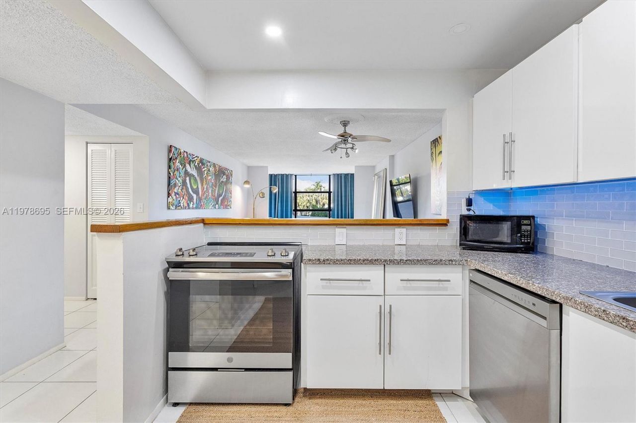 600 Parkview Dr , Unit 227, Hallandale Beach, FL 33009 Photo