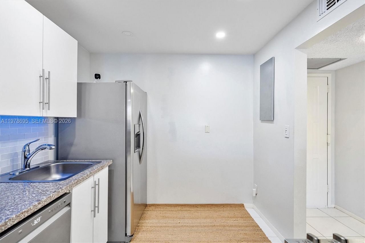 600 Parkview Dr , Unit 227, Hallandale Beach, FL 33009 Photo