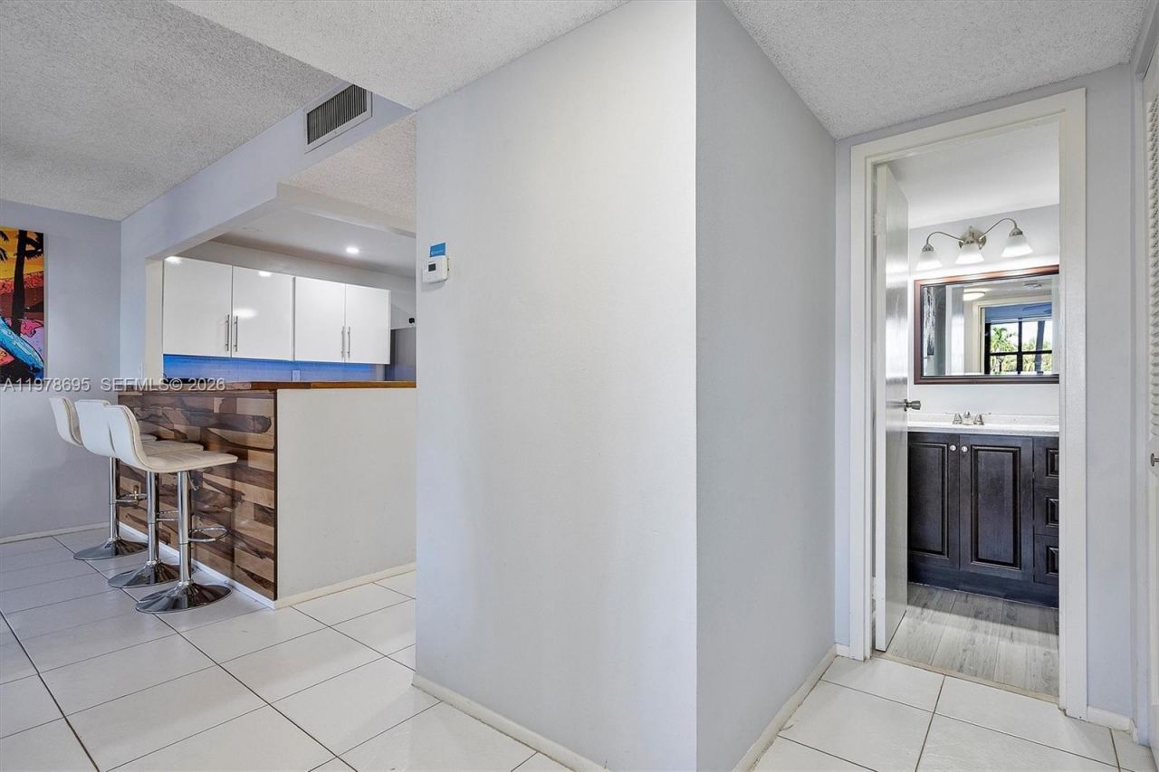 600 Parkview Dr , Unit 227, Hallandale Beach, FL 33009 Photo