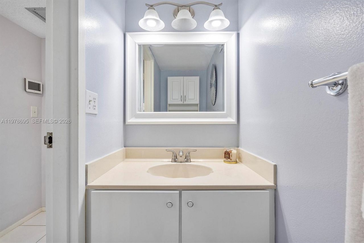 600 Parkview Dr , Unit 227, Hallandale Beach, FL 33009 Photo