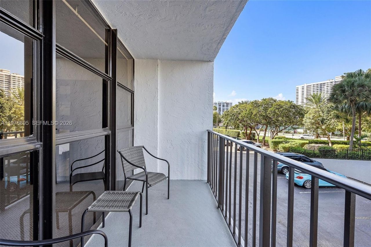 600 Parkview Dr , Unit 227, Hallandale Beach, FL 33009 Photo