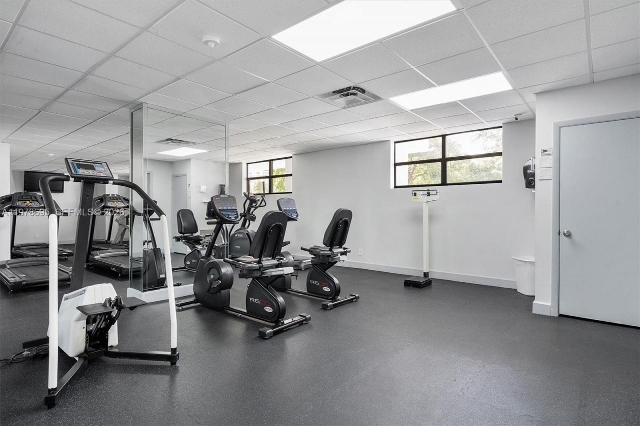 600 Parkview Dr , Unit 227, Hallandale Beach, FL 33009 Photo