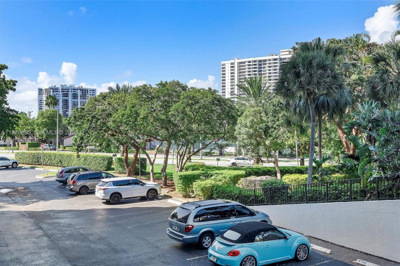 600 Parkview Dr , Unit 227, Hallandale Beach, FL 33009 Photo