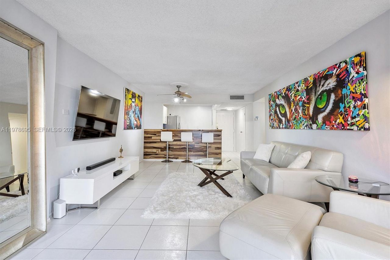 600 Parkview Dr , Unit 227, Hallandale Beach, FL 33009 Photo