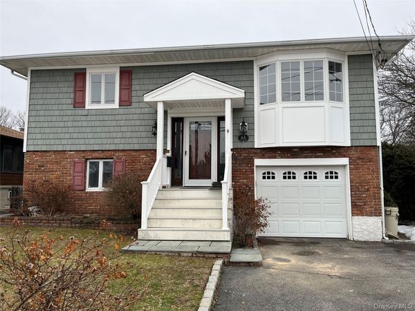 43 Floyd Place , East Norwich, NY 11732