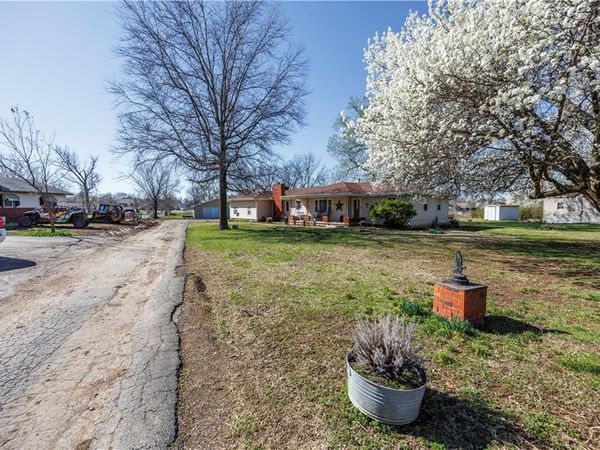 1713 W Main Street, Chanute, KS 66720