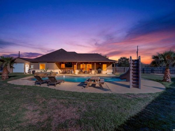 115 Lorenz, Stockdale, TX 78160