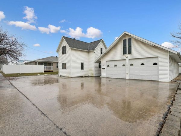 306 2nd Ave SW , Waukon, IA 52172